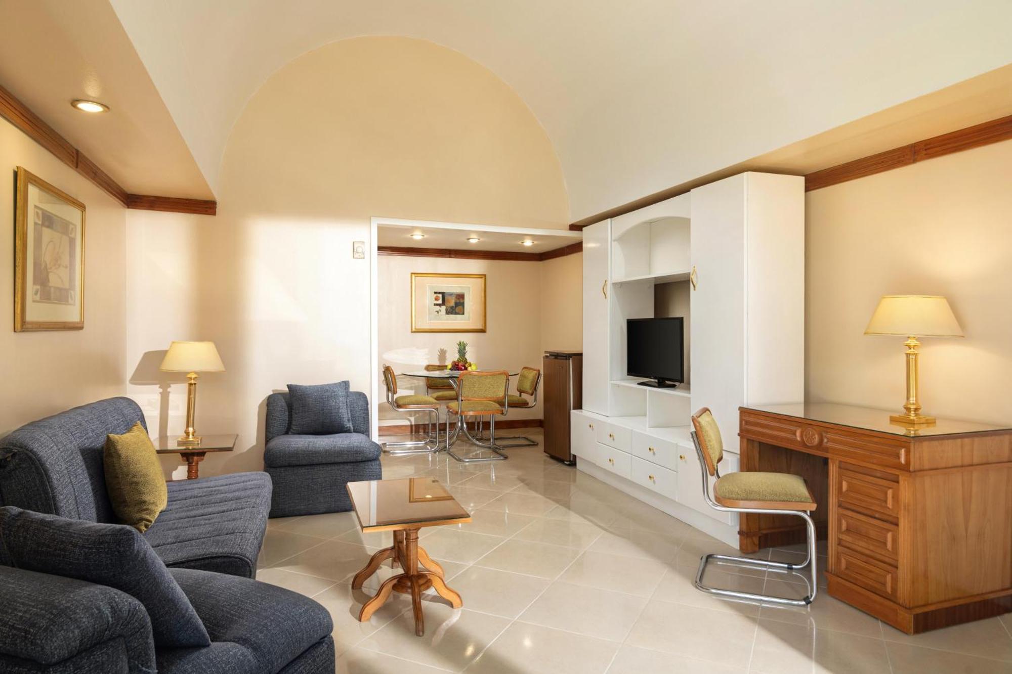 Executive Suite, King Bed, Garden View