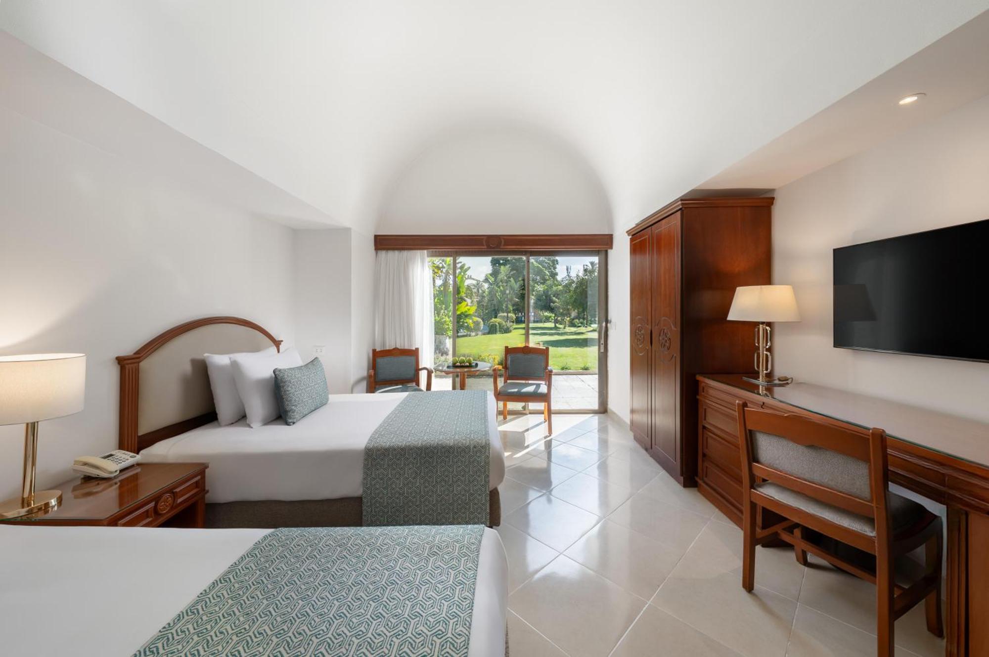 Deluxe, King or Twin Bed, Garden View